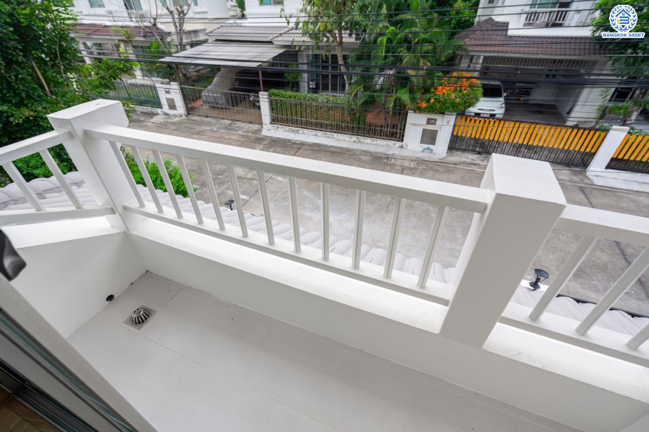 บ้านมือสองตกแต่งใหม่ แบรนด์ L&H ม.พฤกษ์ลดา ติวานนท์-ราชพฤกษ์ เนื้อที่ 52.6 ตร.ว. ฟังก์ชัน 3 ห้องนอน 2 ห้องน้ำ จอดรถได้ 2 คัน บนทำเลติดใหญ่ ถนน 345 ต่อเนื่อง ถ.ราชพฤกษ์ เชื่อมต่อหลายเส้นทาง ใกล้ทางด่วน "ศรีสมาน"